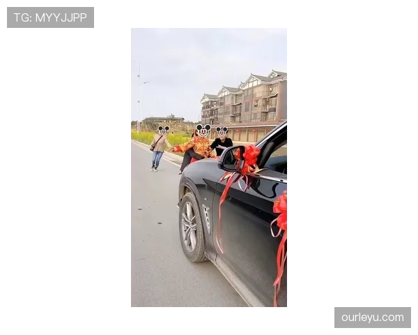 杨千霖比赛场边穿得像上班族，场下却被拍到豪车开不停…这反差也太让人看不懂了吧？